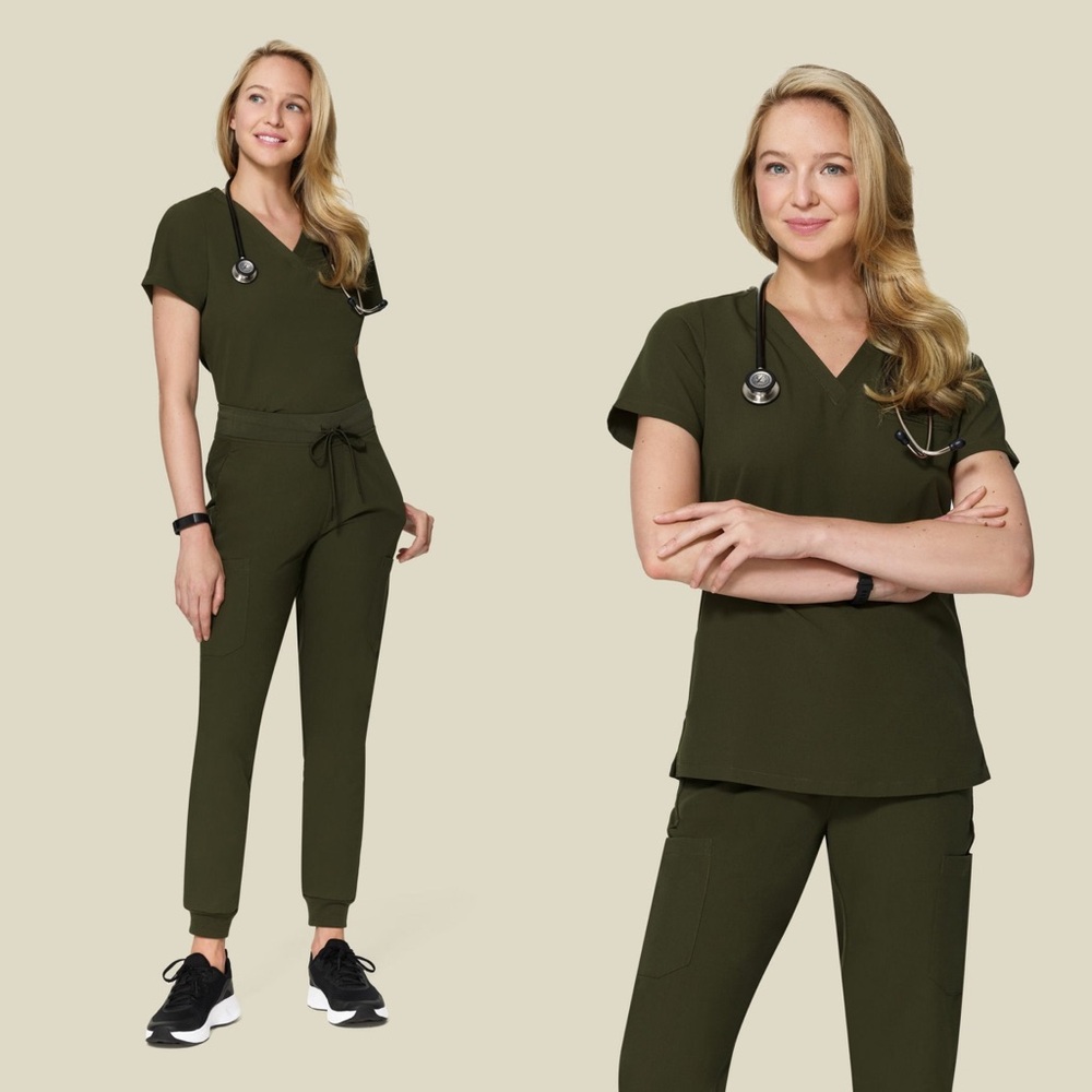 Mandala Scrub Top and Joggers Set in Olive - M
